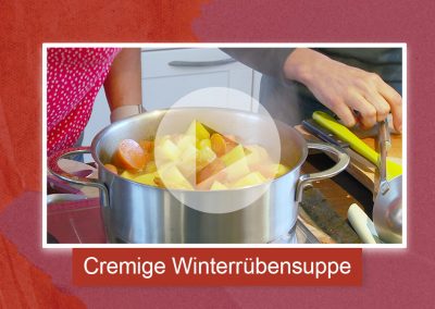 Cremige Winterrübensuppe  mit Sesam-Zitronen-Schmand und gerösteten Gemüsechips